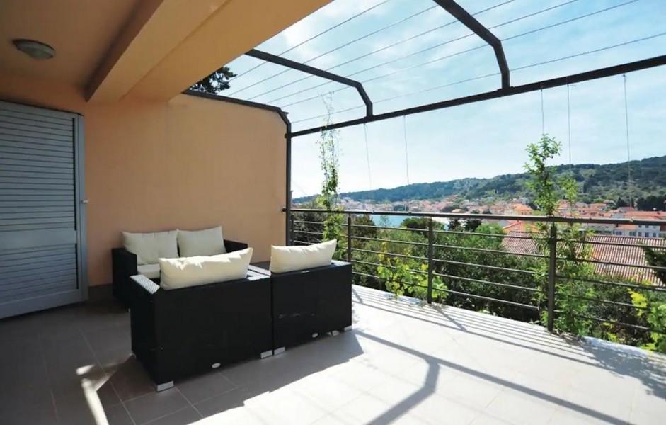 Nagy terasz gyönyörű kilátással a tengerre.