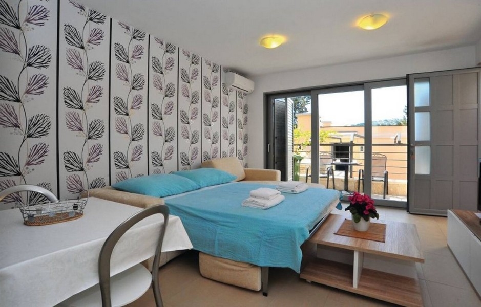 A hálószoba a teraszra néz.