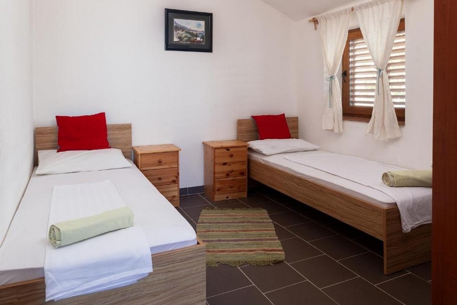 Hálószoba két egyszemélyes ággyal.