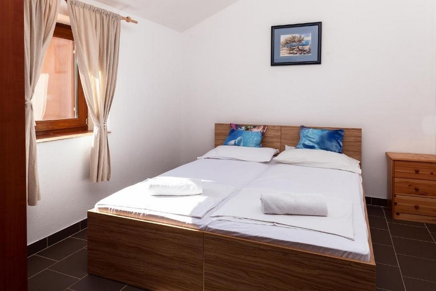 Hálószoba franciaággyal.