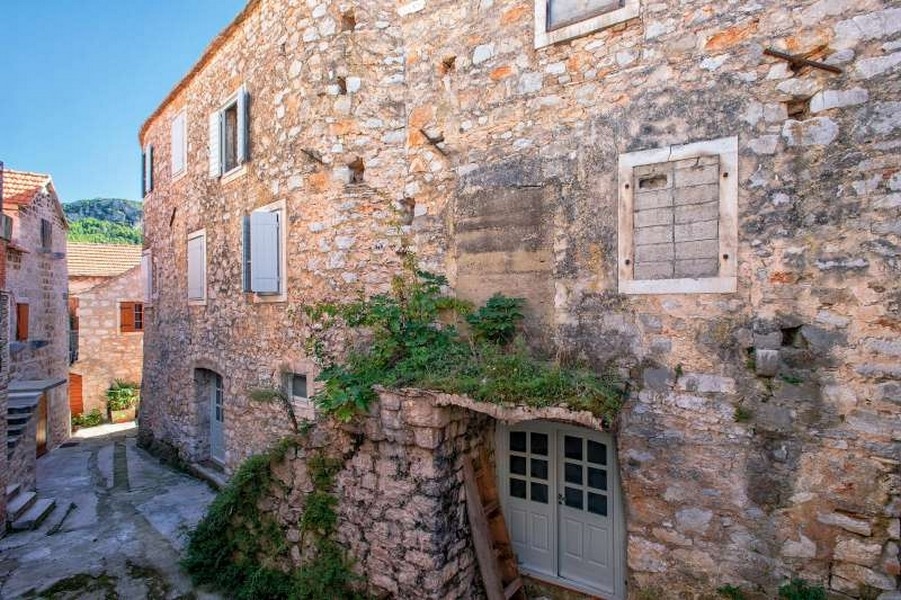 Felújítandó kőház