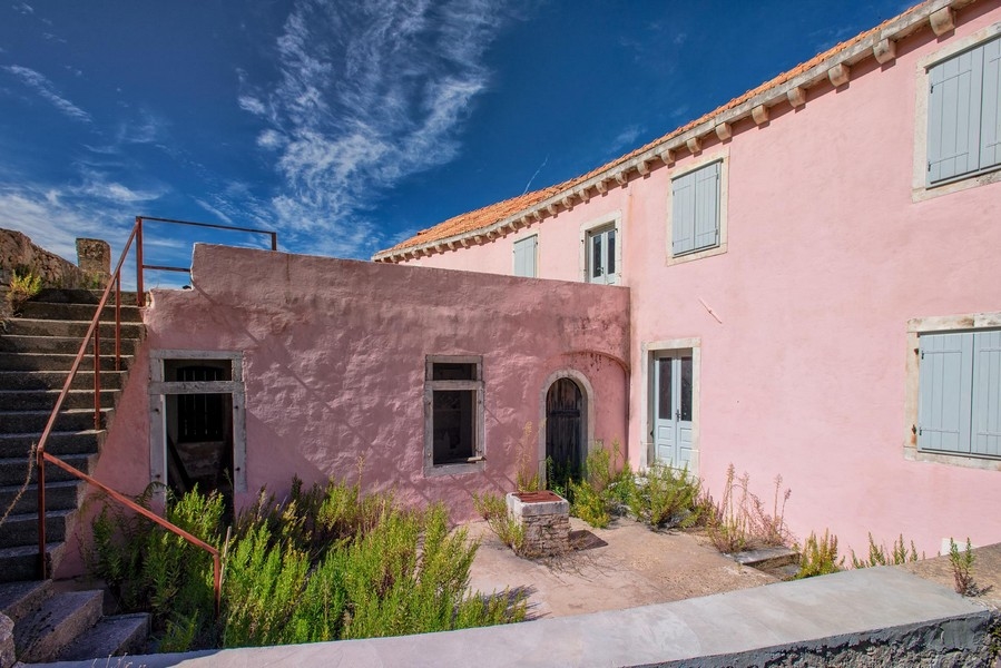 Felújítandó ház terasszal és erkéllyel