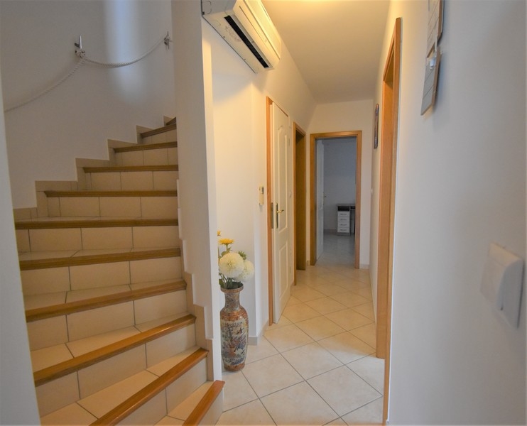 Lépcsőház és kilátás a légkondicionálóra.