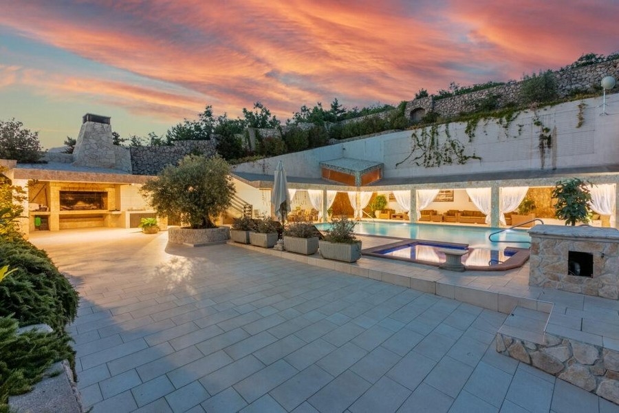 Taverna medencével és grillezővel