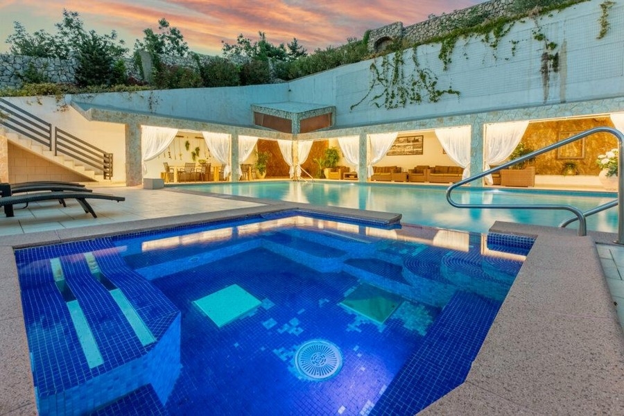 Fűtött medence tágas területen