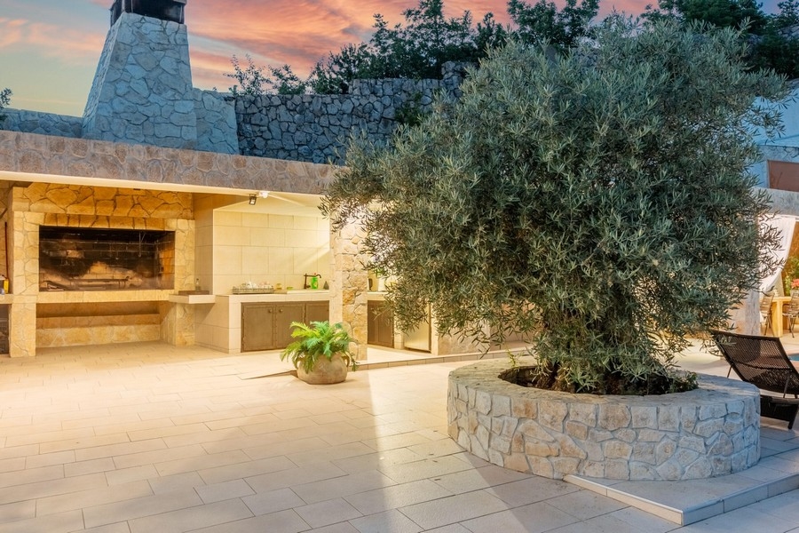 Nagy kő grillsütő rengeteg ülőhellyel