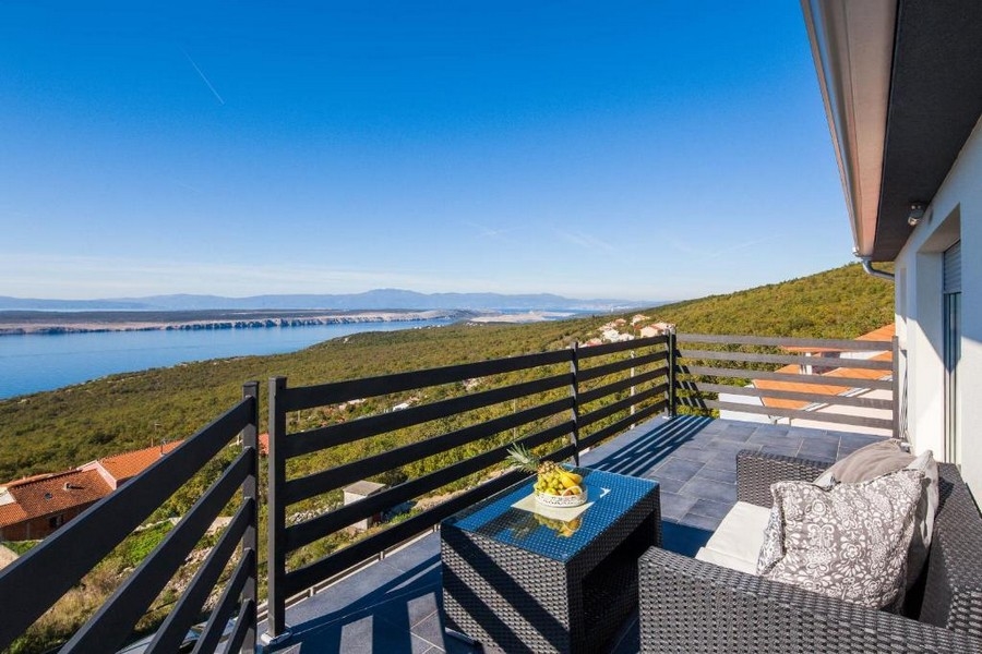 Az erkélyről panorámás kilátás nyílik a tengerre