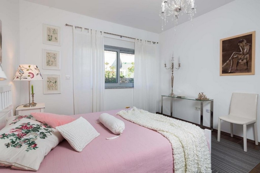 Világos hálószoba ablakkal