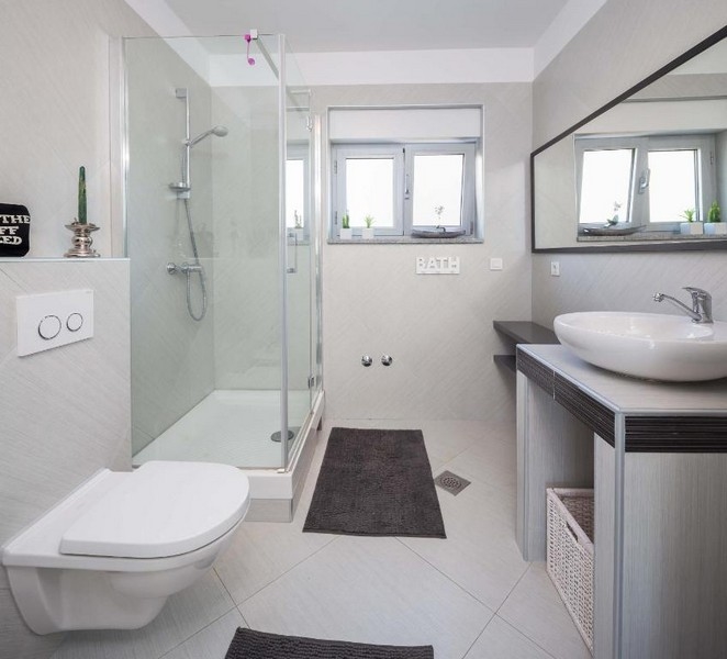 Fürdőszoba zuhanyzóval és ablakkal