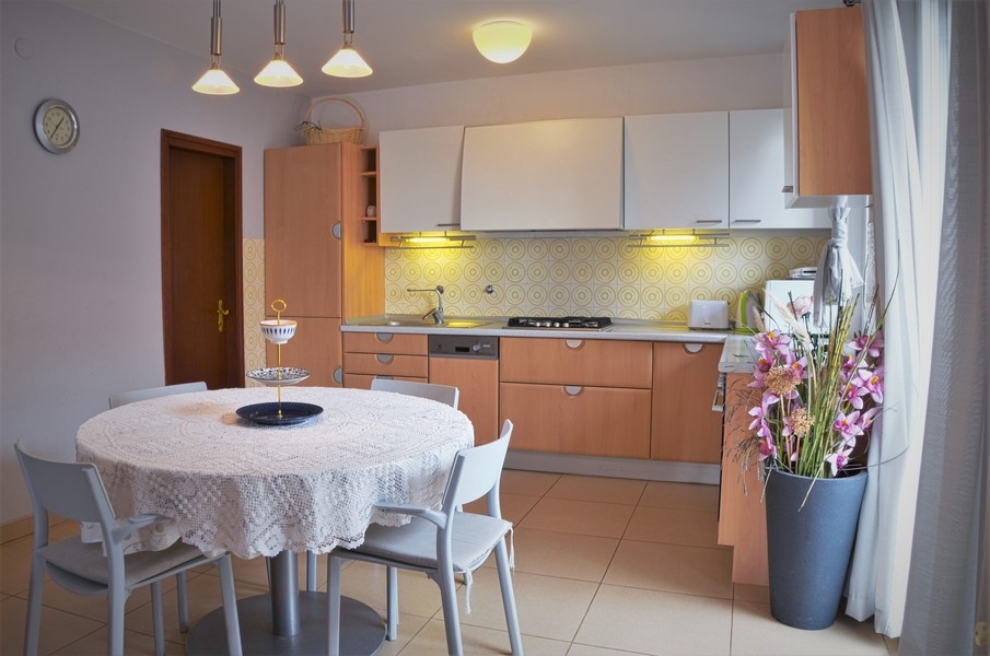 Konyha és étkező.