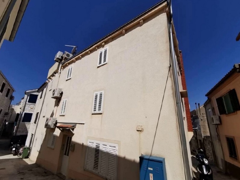 Eladó sorház a horvátországi Betinában - külső kilátással és homlokzattal.