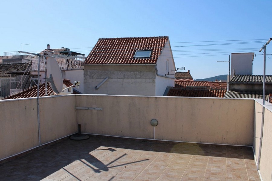 Tágas tetőterasz városra néző kilátással, Betina, Horvátország.