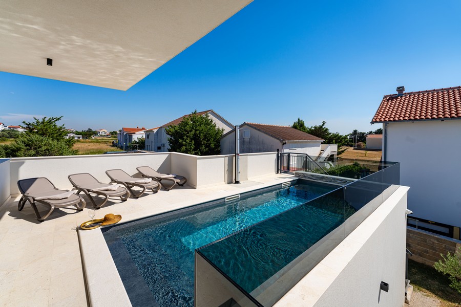 Vásároljon villát medencével