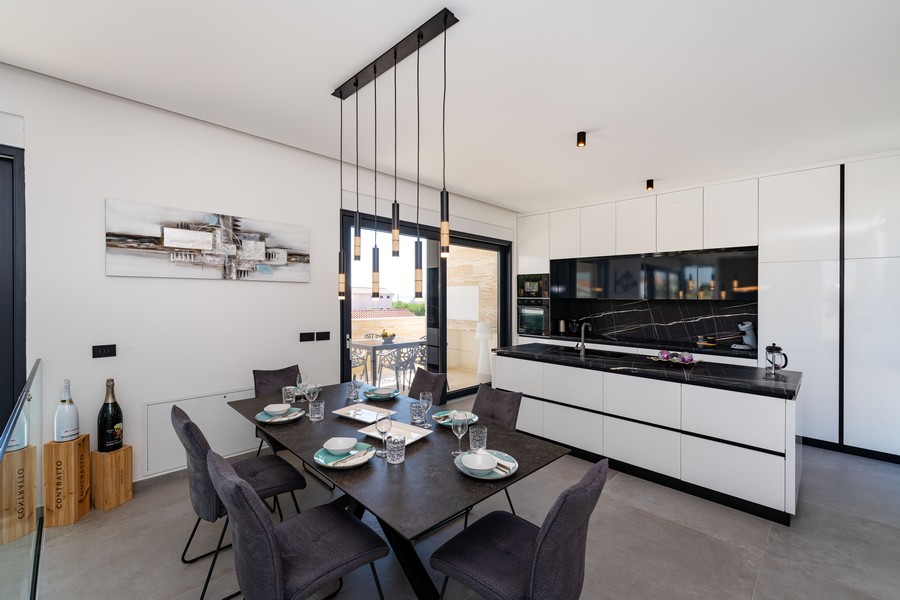 Tágas terasz kilátással a medencére és a tengerre