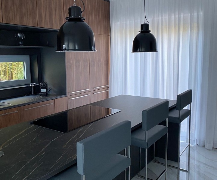 Jó minőségű felszerelt konyha tengerre néző kilátással