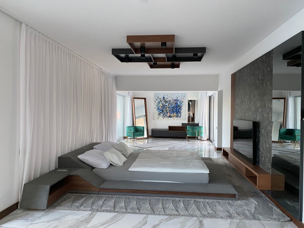 Tágas hálószoba öltözővel és fürdőszobával