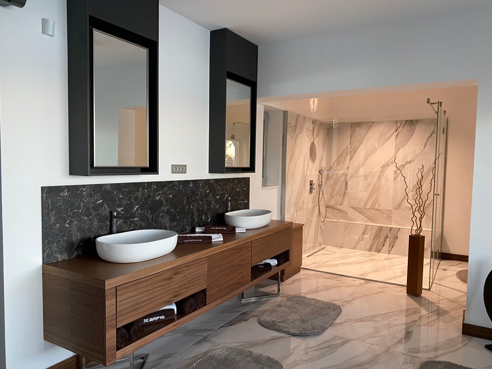 Nagy fürdőszoba zuhanyzóval vagy káddal