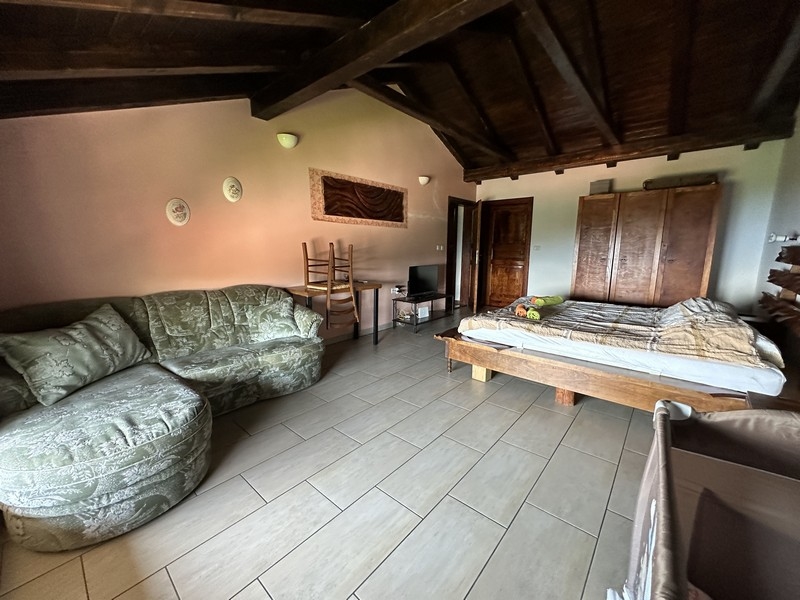 Hálószoba franciaággyal.