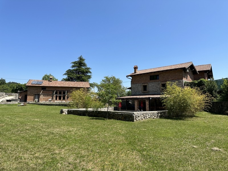 Nagy ingatlan medencével és sok földdel