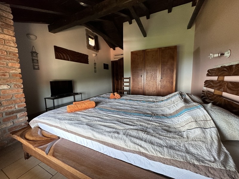 A hálószoba rusztikus stílusú.