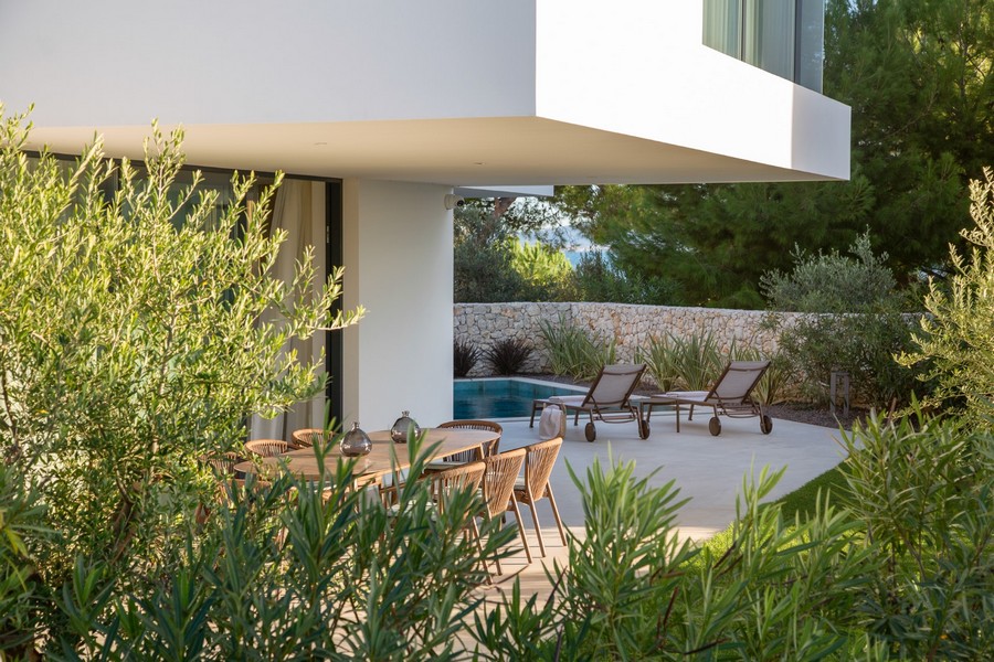 A H2584-es ingatlan terasza eladó a horvátországi Sukosan városában.