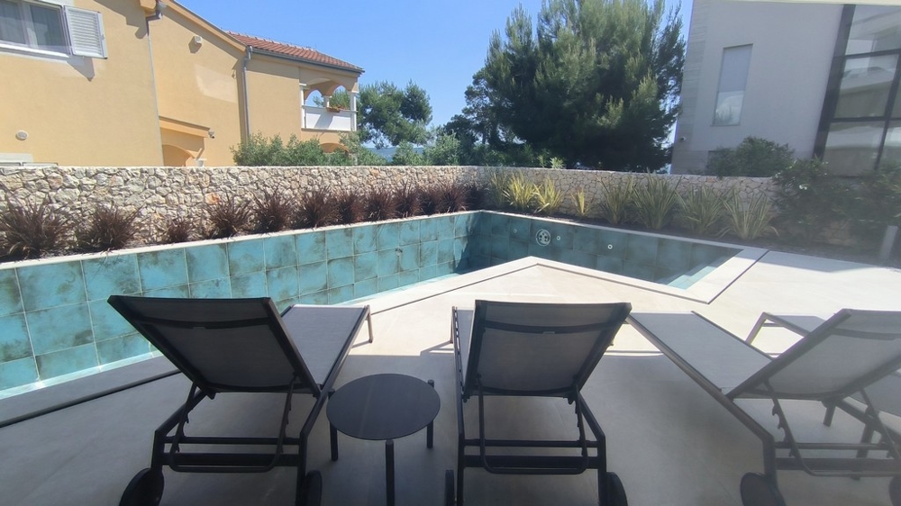 Úszómedence és terasz.