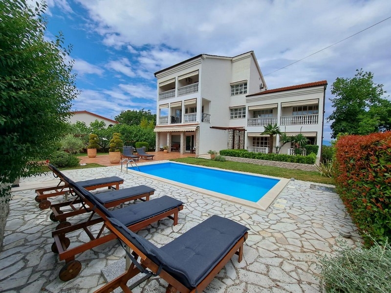 Apartmanház tengerre néző kilátással