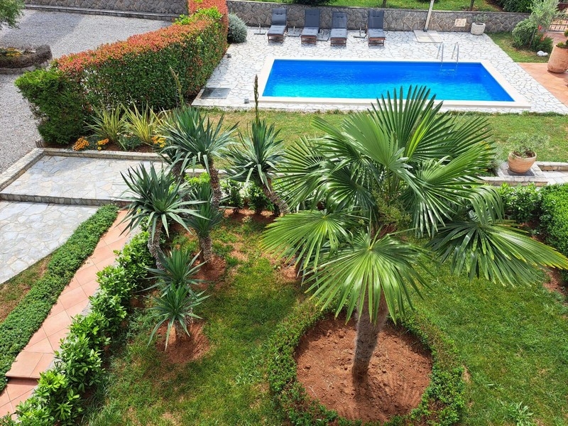 Lakóház 9 apartmannal és medencével