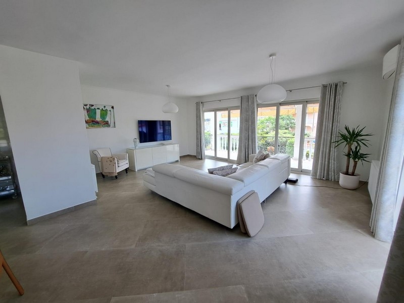 Világos lakások nagy ablakokkal