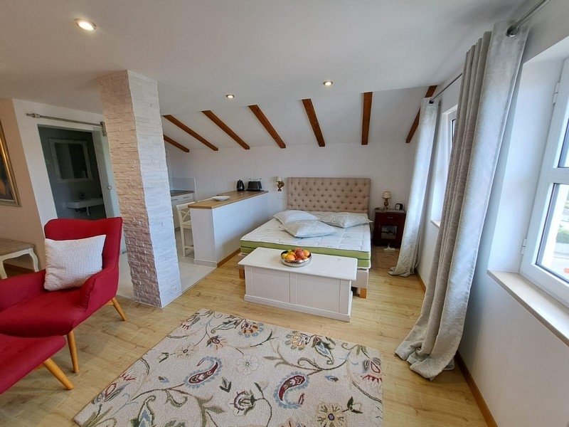 Hálószoba ablakkal