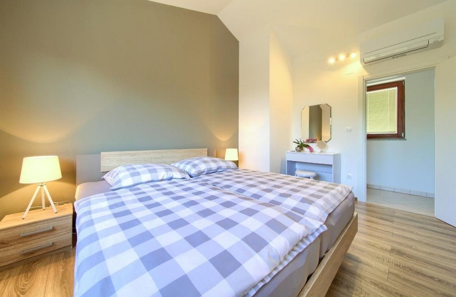 A hangulatos hálószoba.