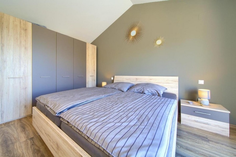 Franciaágy a hálószobában.