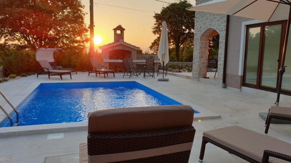 Úszómedence a H2586 ingatlan teraszán, Horvátország - Panorama Scouting.