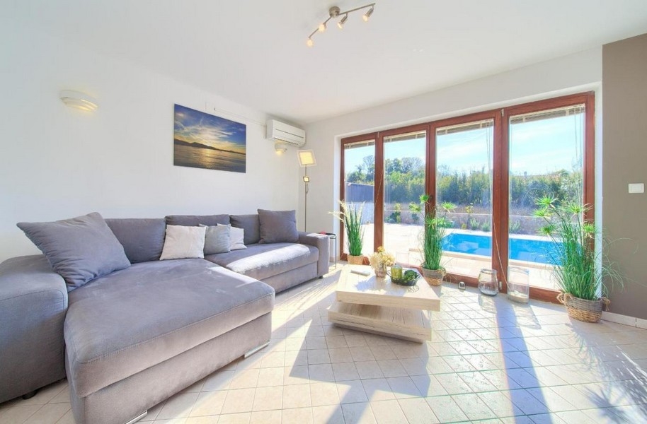 Nappali és kilátás a medencére.