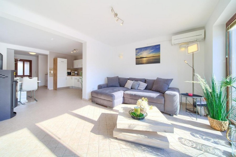 Légkondicionált nappali.