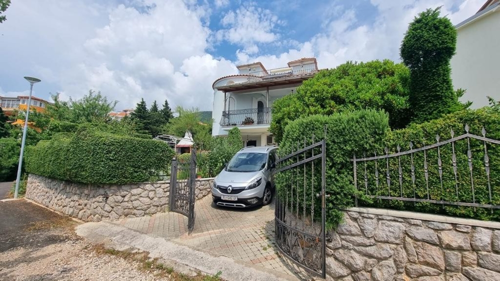 Ház gyönyörűen parkosított kerttel és közvetlenül a tenger mellett