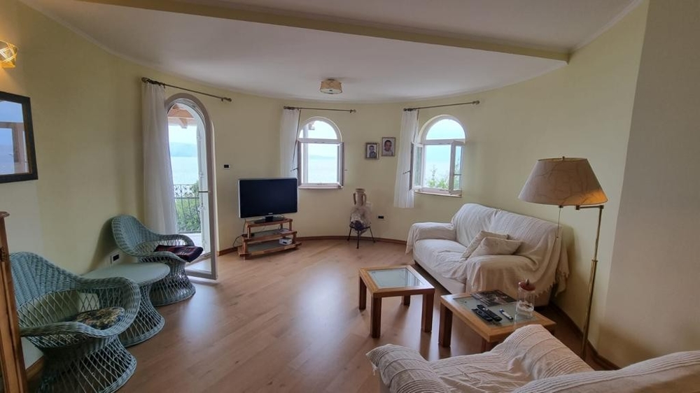 Nagy erkélyek, kilátással a tengerre