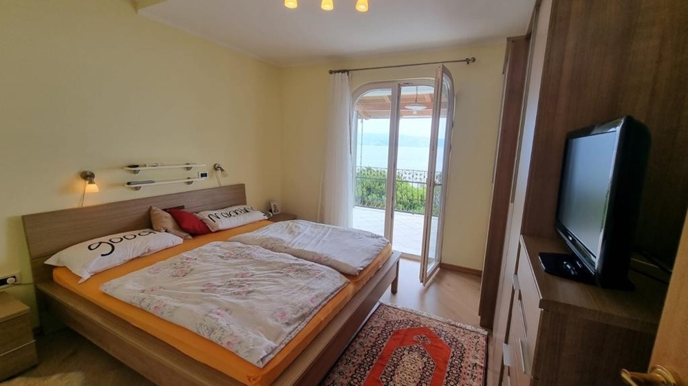 Hálószoba kijárattal az erkélyre