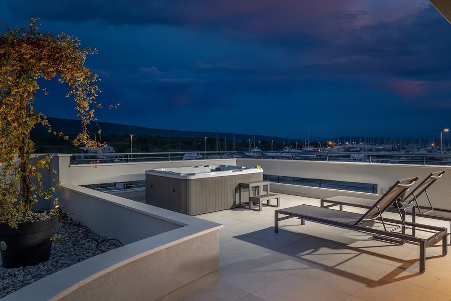 Tetőterasz, kilátással a Bibinje kikötőre.