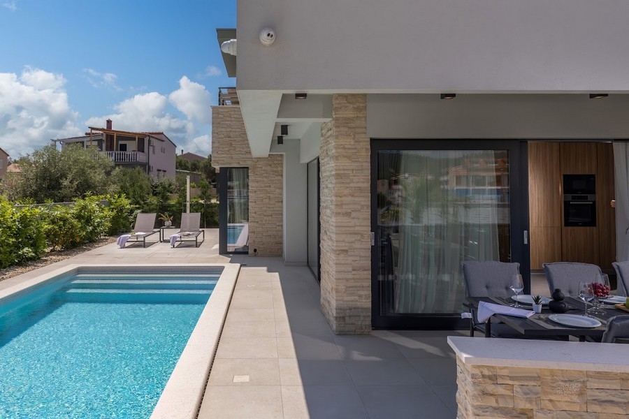 Kényelmes fedett terasz úszómedencével - Villa H2589, Dalmácia.