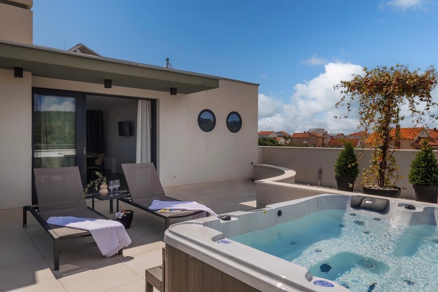 Tetőterasz jakuzzival.