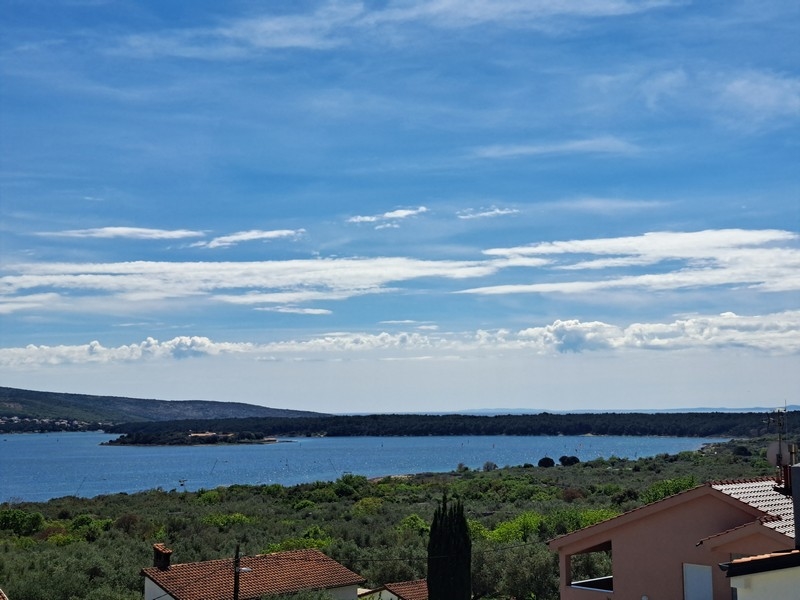 Panorámás kilátás a tengerre Krk szigetére.
