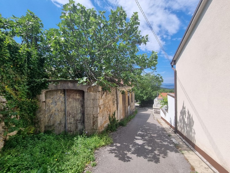 Kőház fallal körülvett kerttel