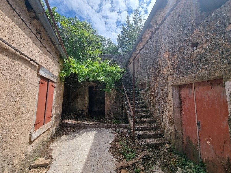 Kőház csűrrel és kocsmával