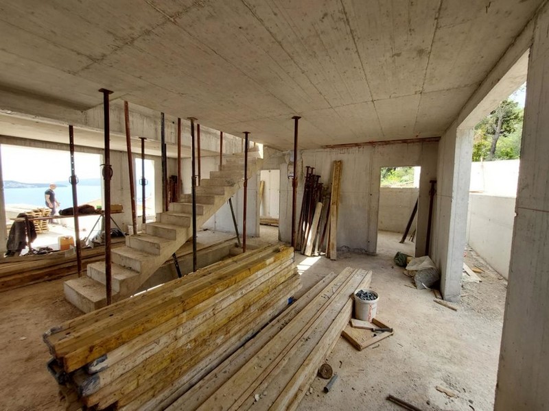 Világos belső kialakítás nagy ablakfrontokkal