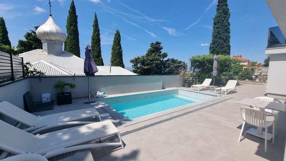 Közösségi medence napozóval