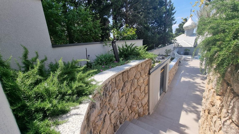 Gyönyörűen parkosított ingatlan