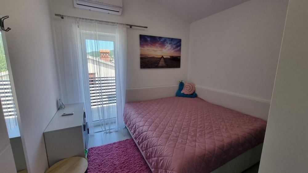 Világos hálószoba ablakkal