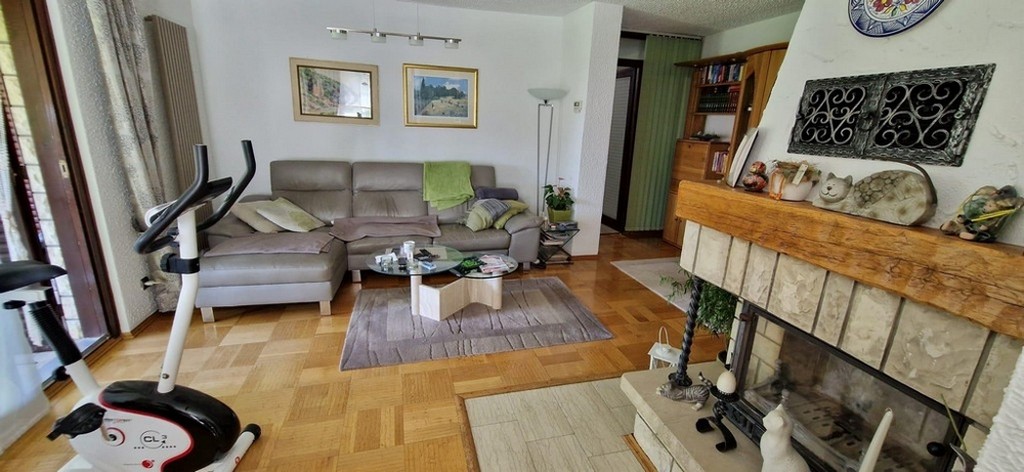 Világos nappali kijárattal és kandalló