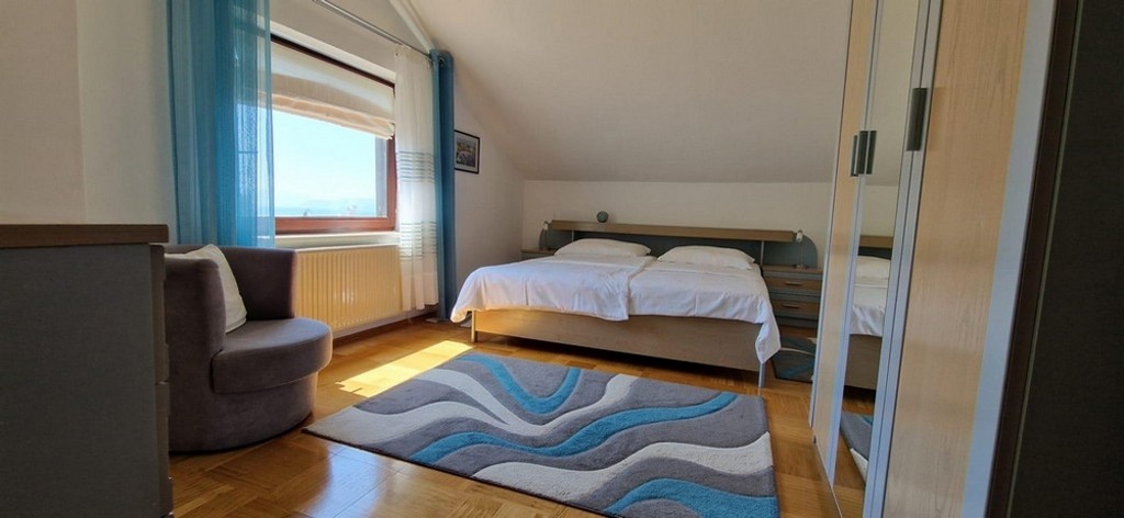 Hálószoba ablakkal és kilátással a tengerre